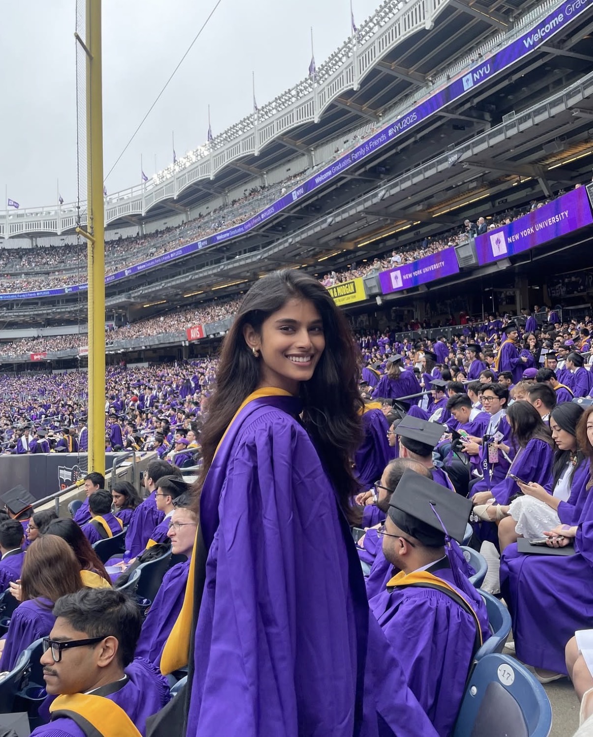 샤넬의 2026년 오트 쿠튀르 쇼에서 클로징을 장식하며 당당하게 런웨이를 걷는 바비타 만다바의 전신 모습.