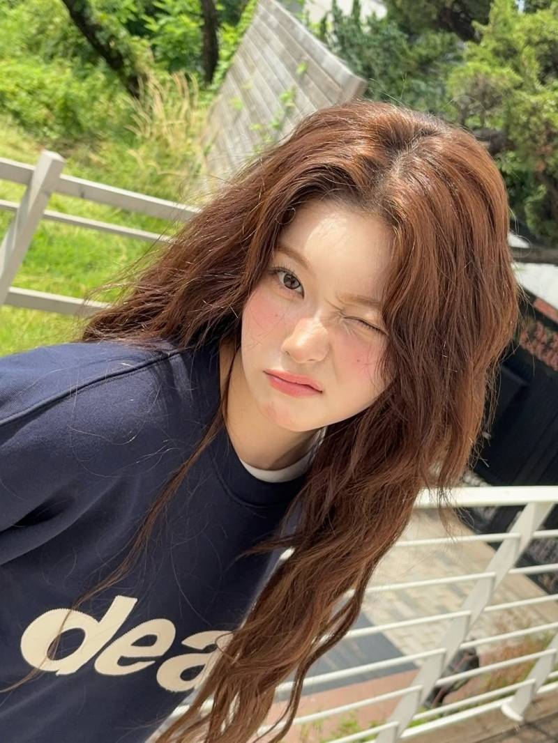 2025年のシャネル・チャレンジでの冷美少女なツキ。シックなメイクと鋭い眼差しが印象的。