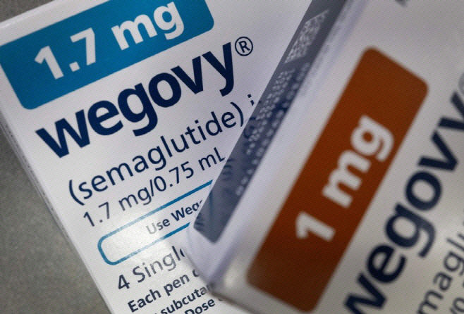 GLP-1受容体作動薬の注射ペンと、その周りに健康的なライフスタイルを示すアイテムが配置されています。