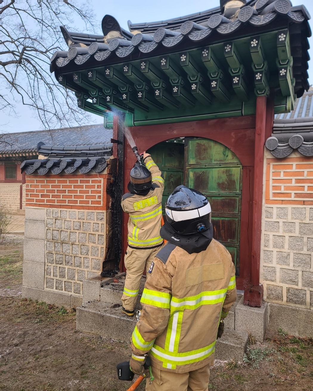 Close-up of the charred wooden pillar and the support beam at Gyeongbokgung after the fire was extinguished.
