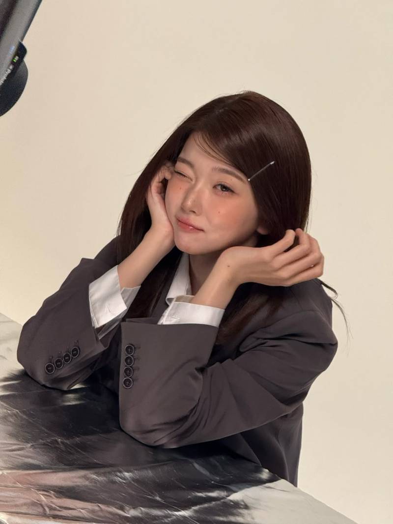 2023年頃のラブリーで温かみのあるBilllieツキのビジュアル。ピンク系のメイクとふんわりしたヘアスタイルが特徴的。