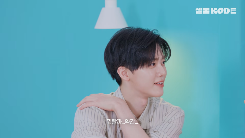 Namgoong Min mirando a Jaemin con una sonrisa de orgullo fraternal