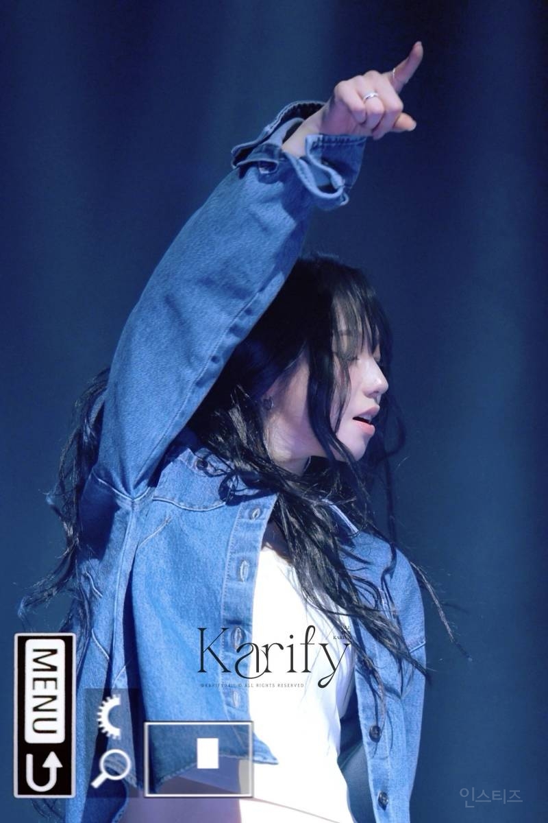 생일 축하 소품과 함께 포즈를 취하는 카리나, 전체적인 스타일링 조화가 완벽하다