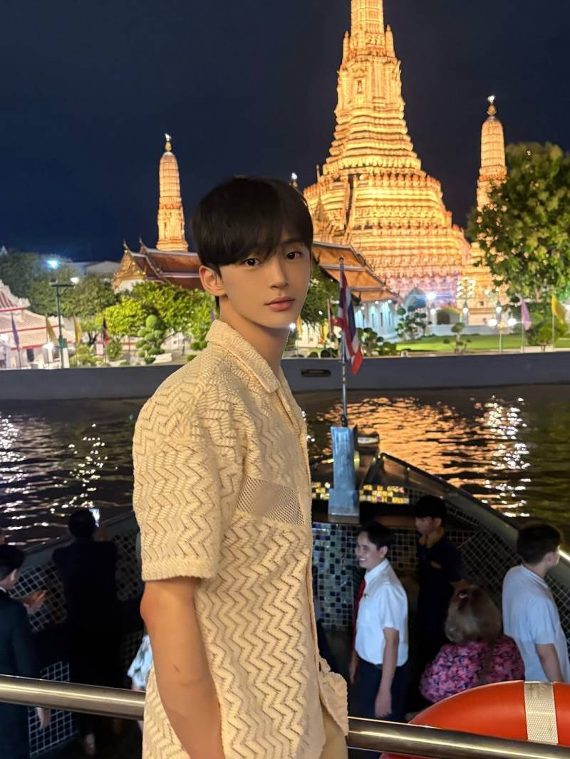 新しく開設されたインフルエンサーカップルのYouTubeチャンネルのスクリーンショット。二人の親密な雰囲気が強調されている。