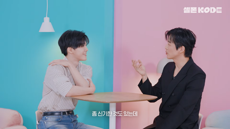 Jaemin de NCT reaccionando con entusiasmo durante su charla con Namgoong Min