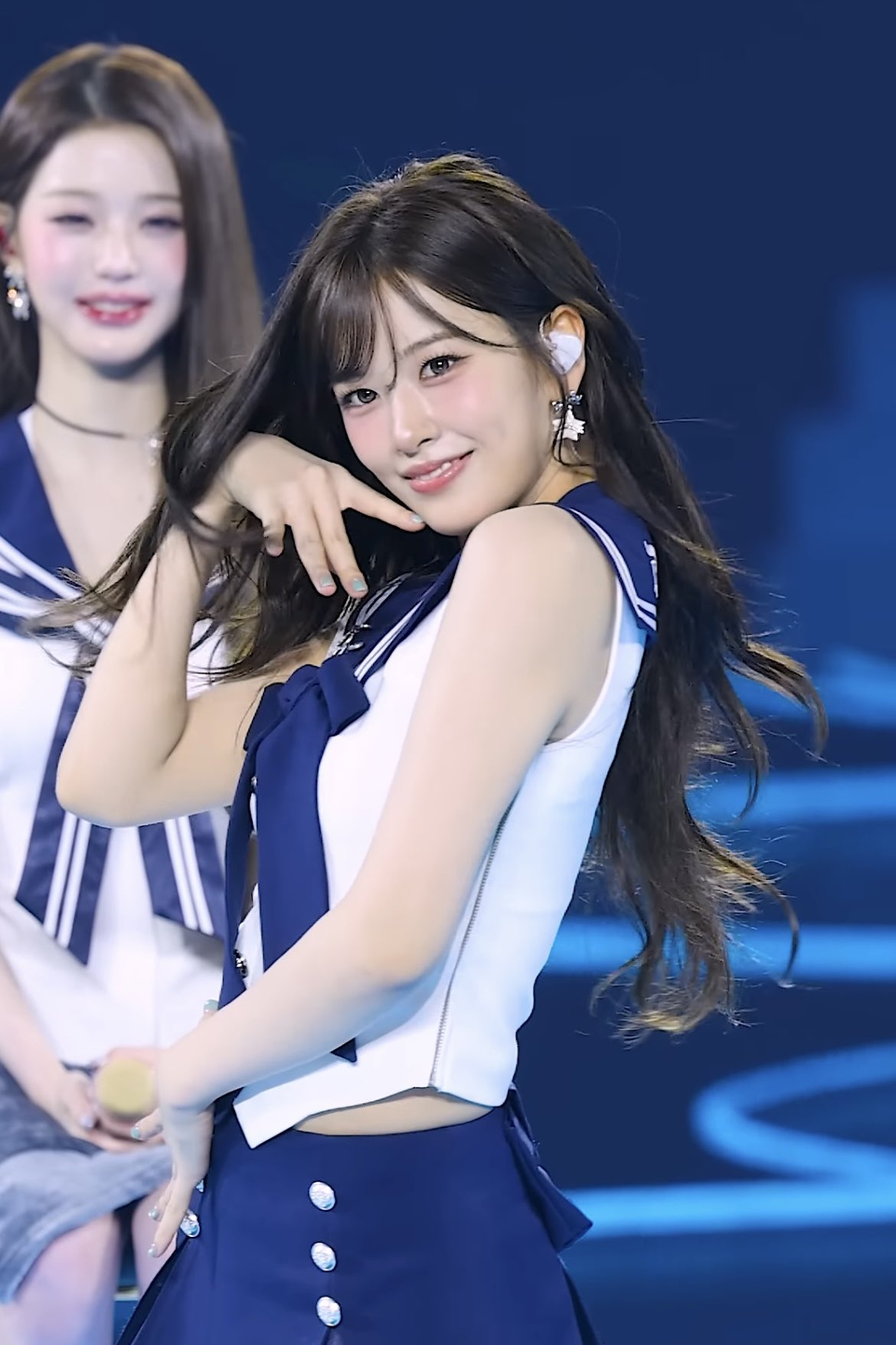 IVE An Yujin showcasing her new layered perm and perilla leaf bangs in a close-up shot.