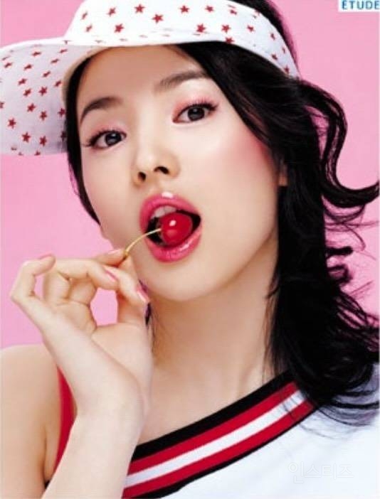 A pictorial of Song Hye-kyo, who built a pink image as an early model for Etude House