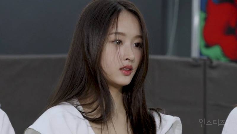 Ryu-in de Teach Me How posando para su perfil oficial con un look elegante y moderno