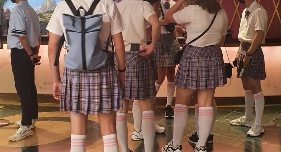 Foreigners in K-Uniforms at Lotte World are Going Viral