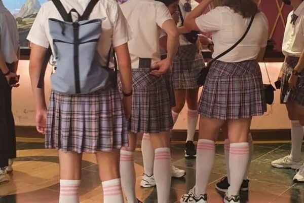 Foreigners in K-Uniforms at Lotte World are Going Viral