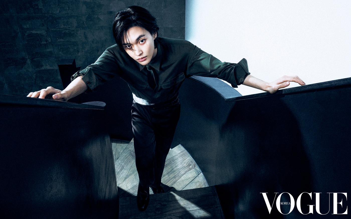 Wonbin en una pose artística bajo una iluminación cálida que resalta la colección de Saint Laurent