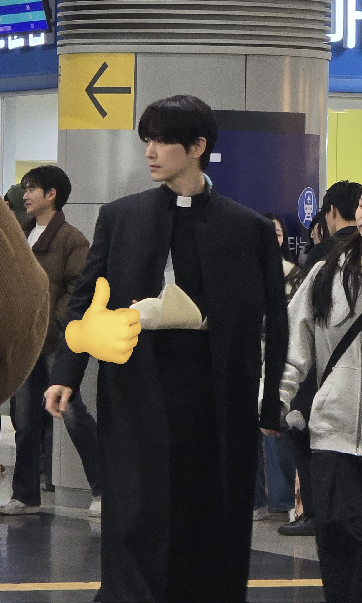 이준혁이 사제복을 입고 드라마 각성 촬영장에서 대기 중인 모습