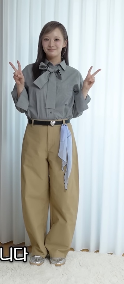 차분한 톤의 의상으로 성숙한 매력을 뽐내는 회사원A의 모습