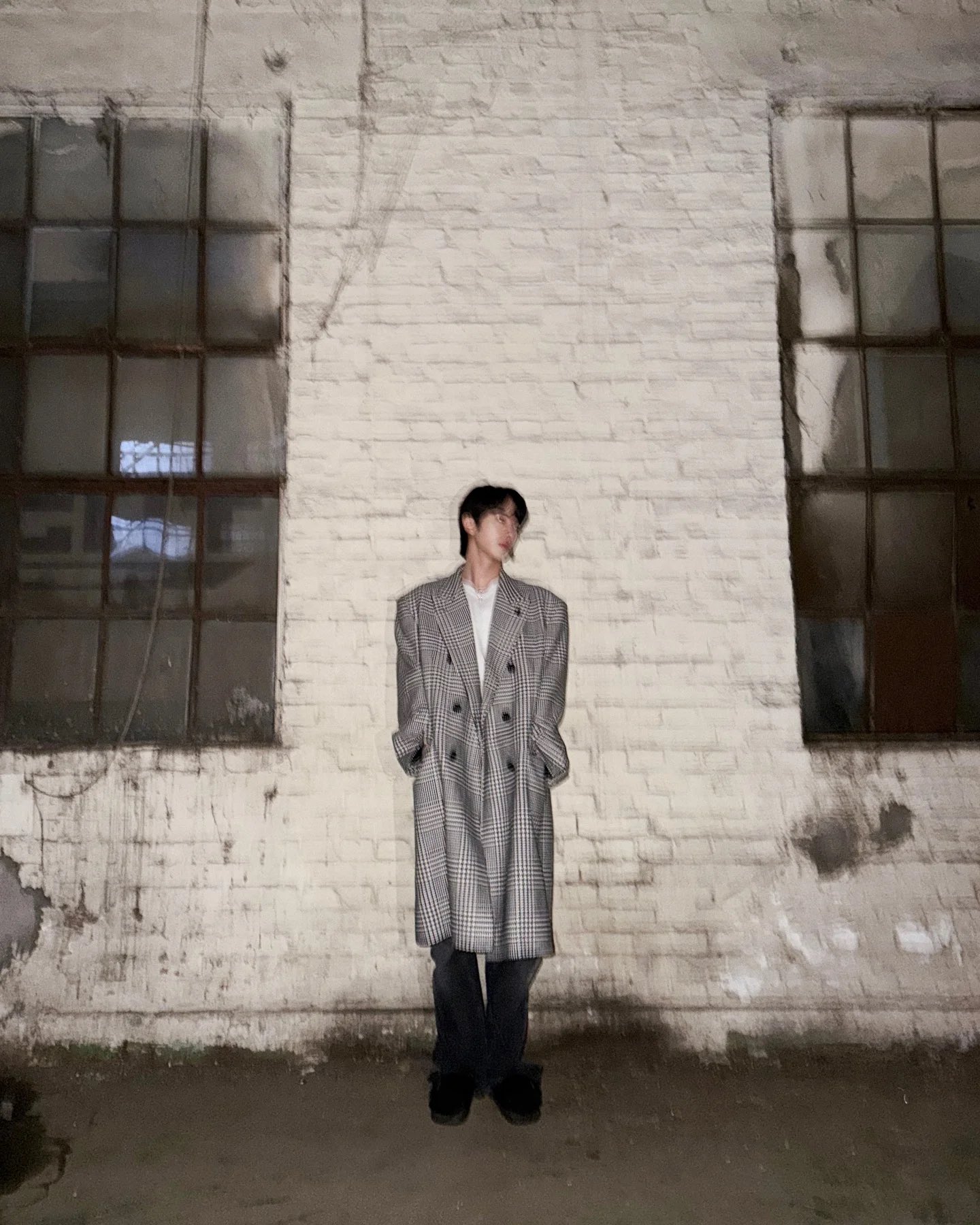 BTSジンがカメラを見つめるクールなセルフィー