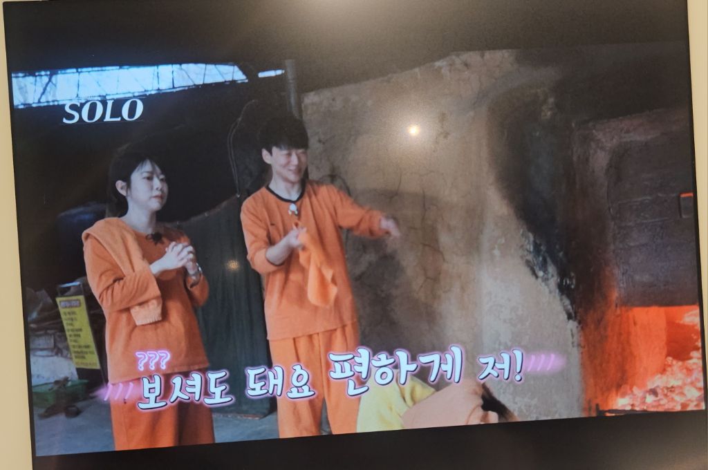 A scene from I Am Solo, showing two contestants in a thoughtful moment, possibly during a date or discussion.