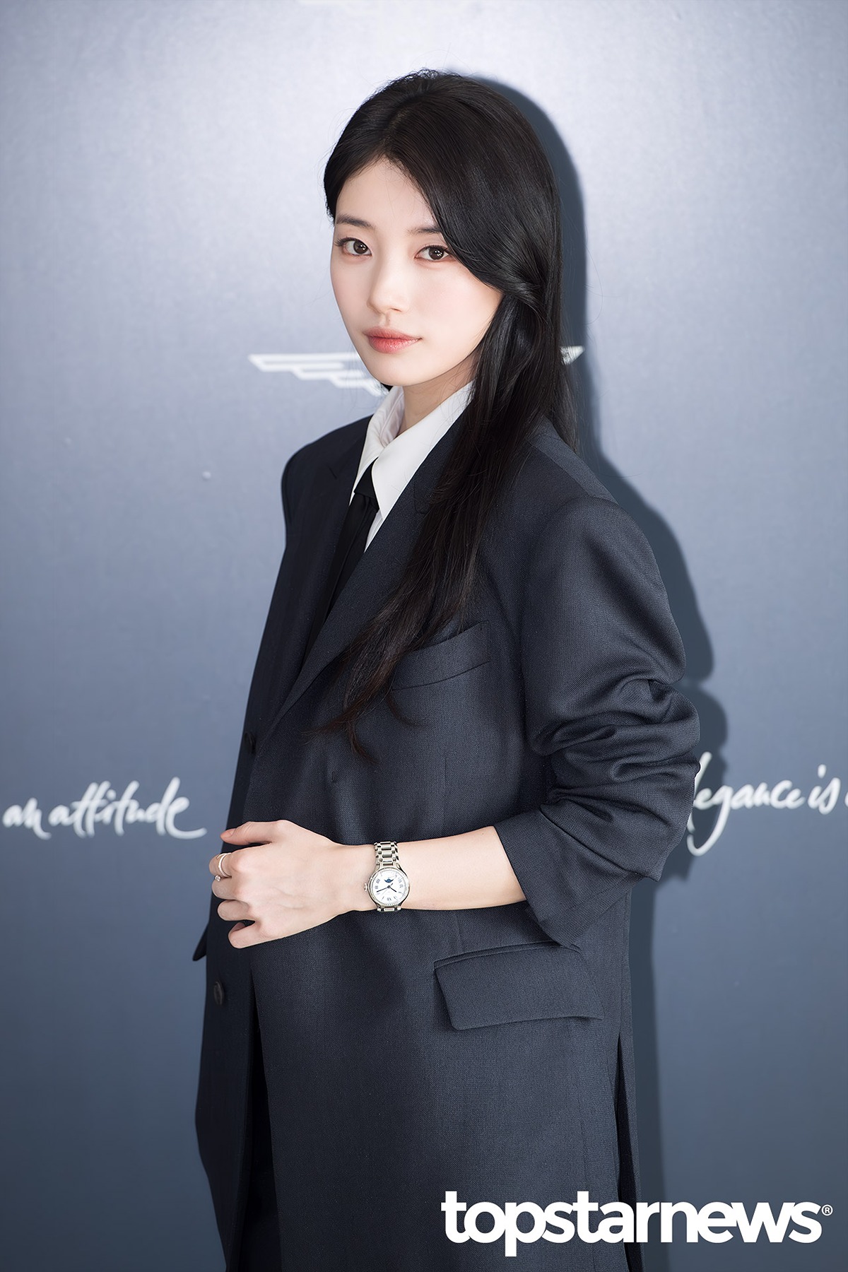 자연스러운 메이크업과 깔끔한 헤어스타일로 완성한 수지의 오피스 룩