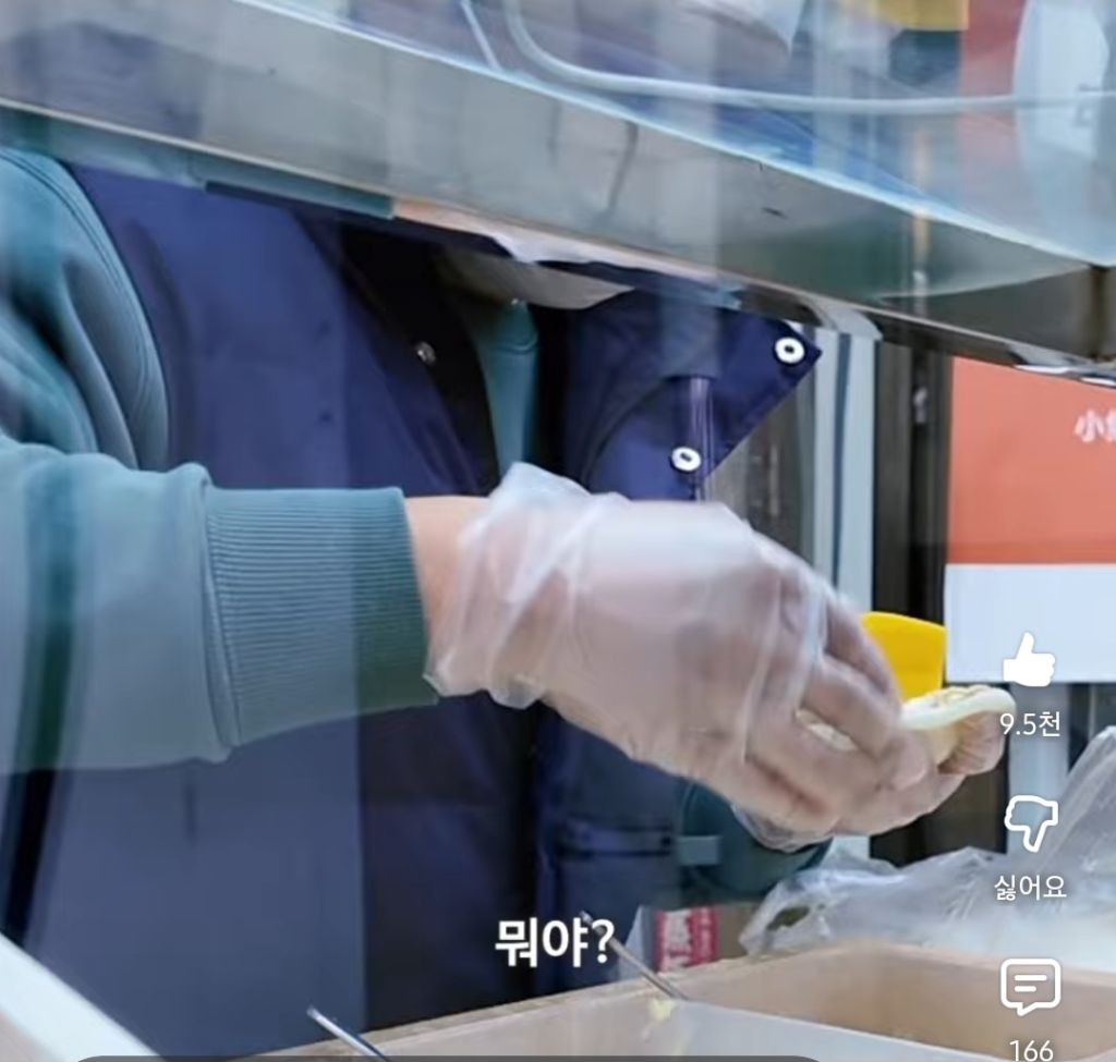 크림치즈 위에 조각 망고와 초코 토핑을 듬뿍 올리는 제조 과정