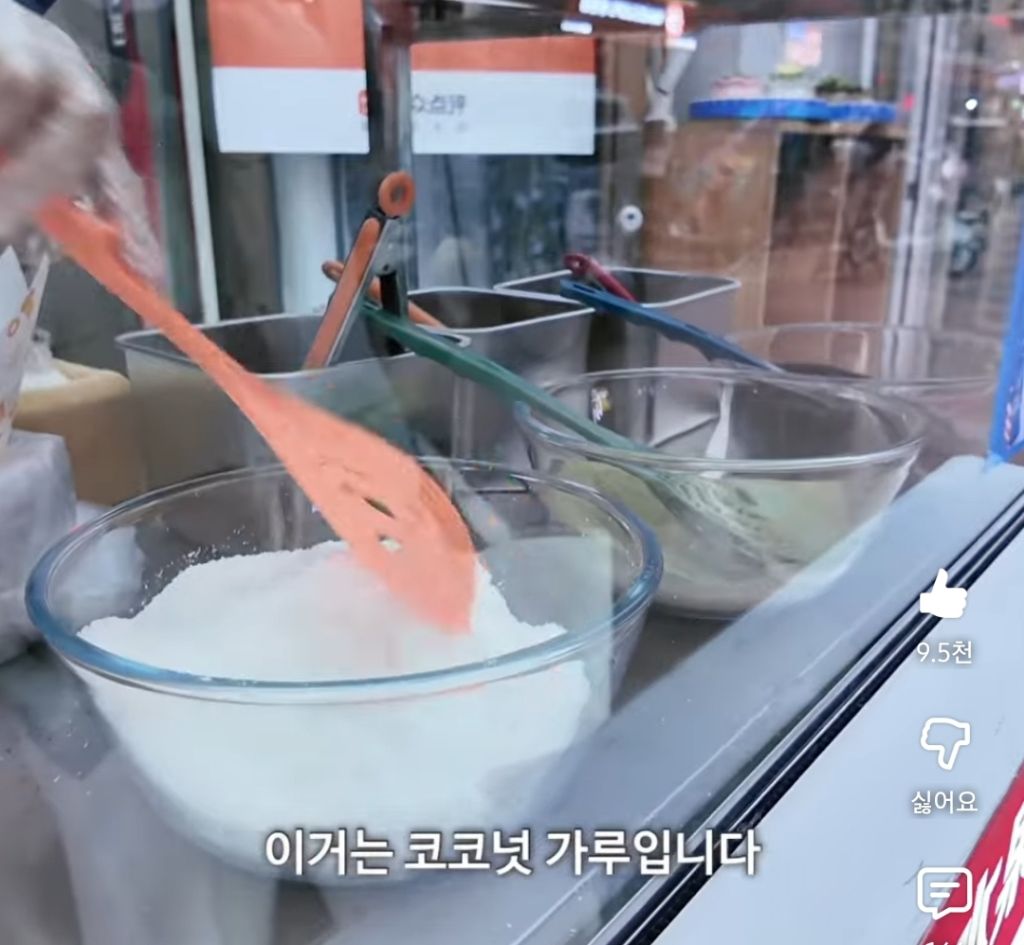 블루베리를 아낌없이 쌓아 올린 대왕 과일 찹쌀떡의 모습