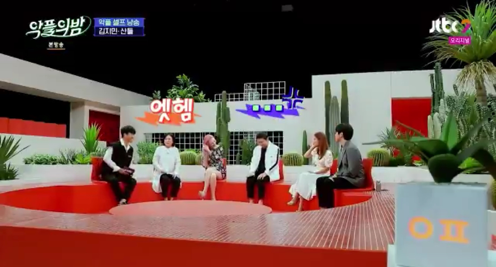 Sulli and Kim Sook acting out a scenario of healthy, non-evaluative communication