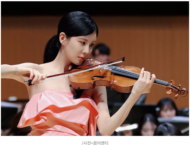 Seohyun bowing to the audience after her successful violin performance at Lotte Concert Hall