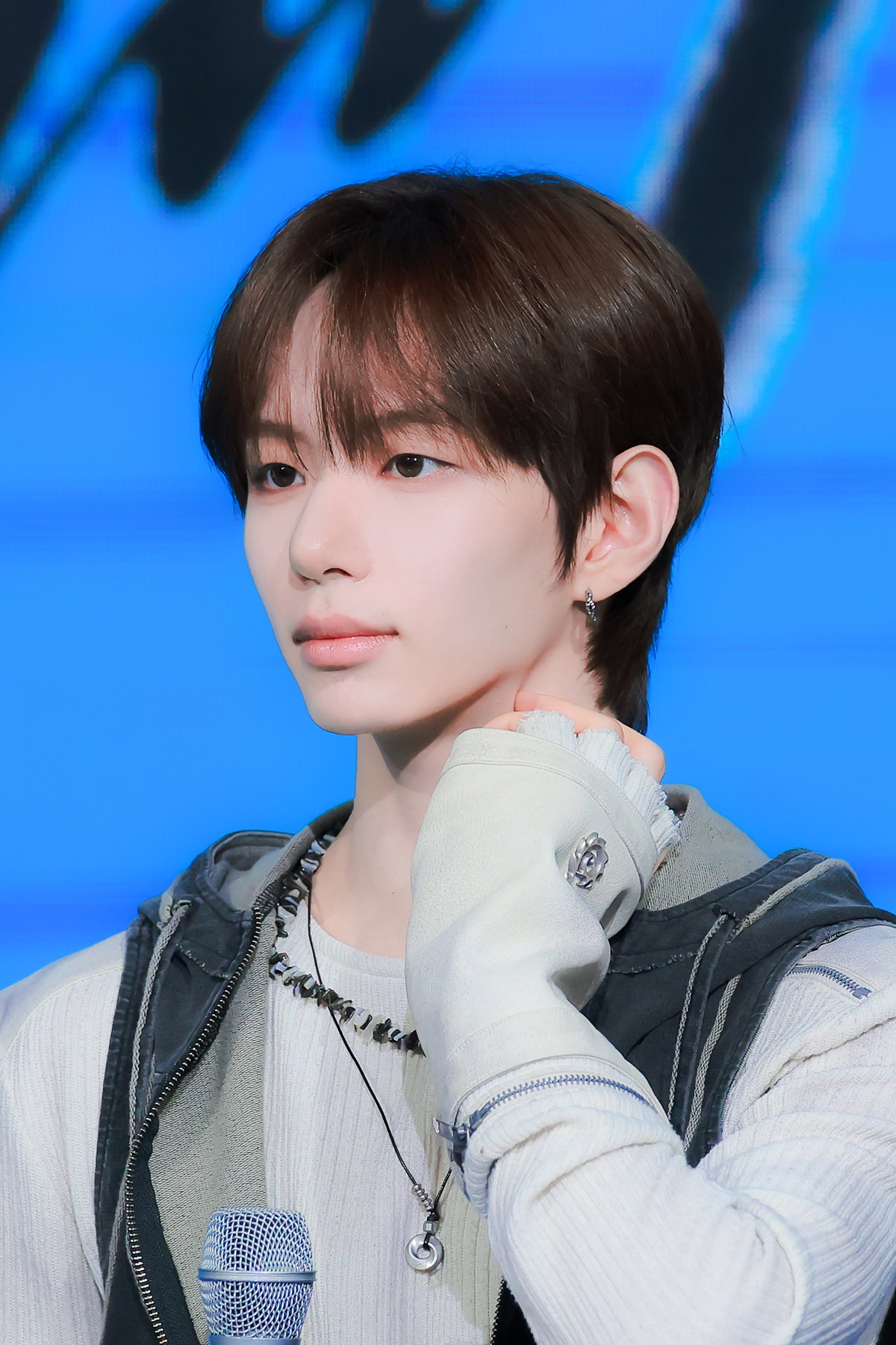 튜넥스 동규가 팬미팅에서 팬들에게 다정하게 인사하고 있는 모습