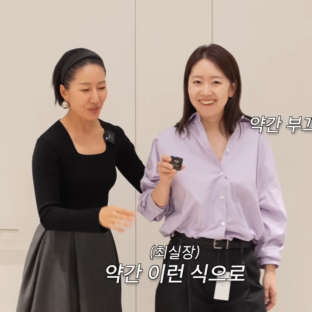 Youtrue showing the final look with unbuttoned shirt and necklace anchor