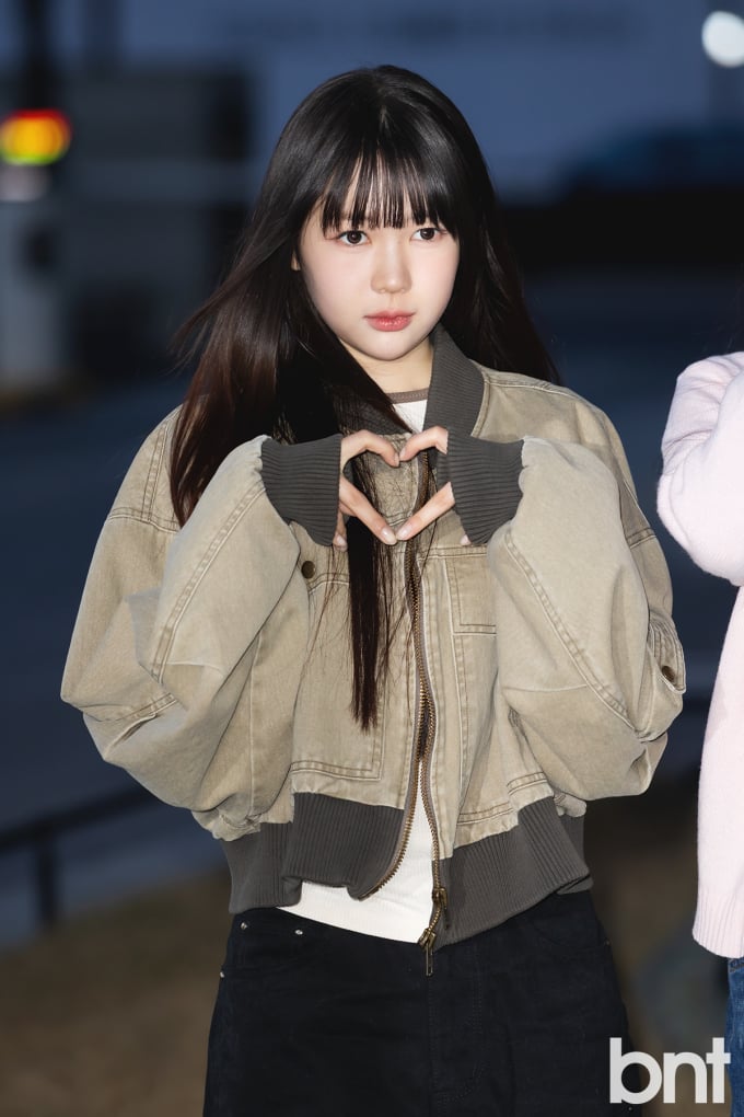 Yeon's cute expression while doing fan service