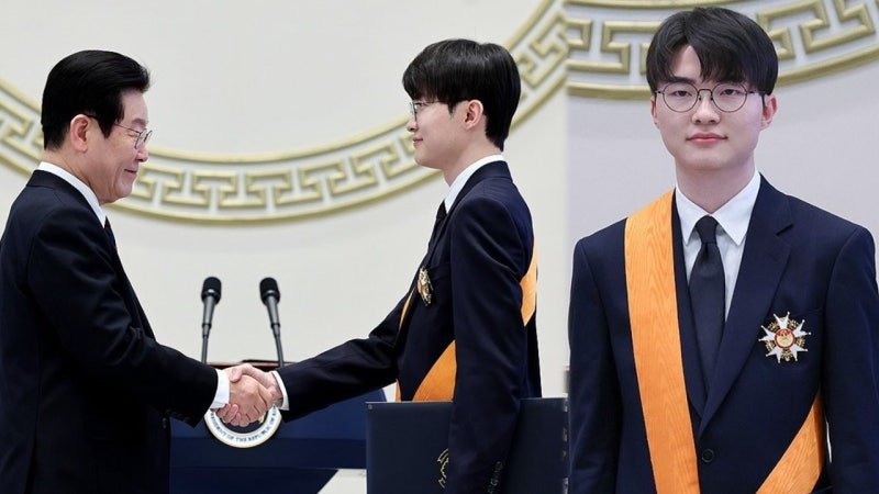 Faker receiving the Blue Dragon Medal at the Blue House during the 2026 New Year greeting
