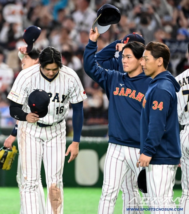 2026年3月7日、WBC日韓戦後、韓国ダグアウトに一礼する大谷翔平選手の後ろ姿。東京ドームの照明が彼を照らしている。