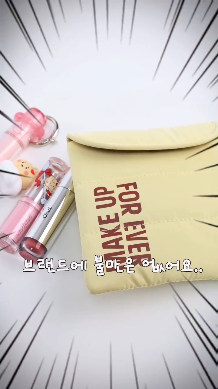 다양한 크기의 올리브영 콜라보 파우치와 굿즈들