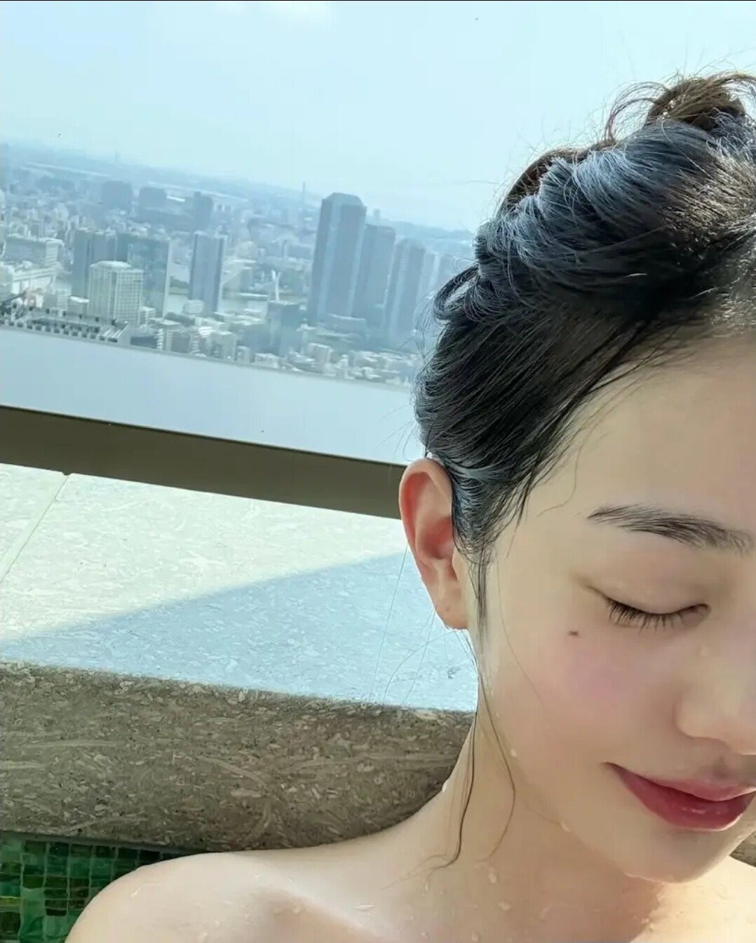 장원영의 투명한 피부가 돋보이는 목욕 셀카 정면 샷