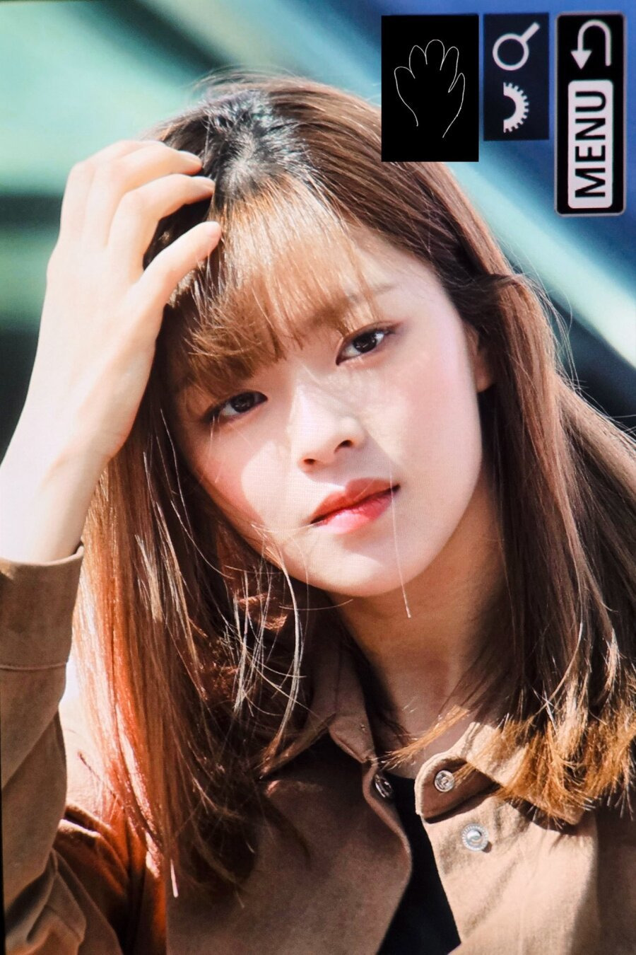 Jeongyeon de TWICE luciendo radiante con su nuevo look