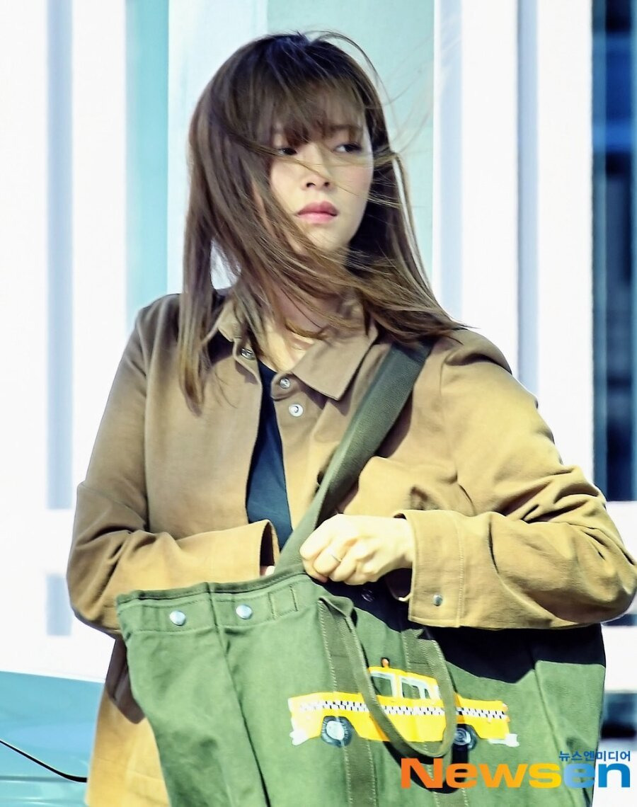 ステージ裏でのジョンヨン。リラックスした表情の中にもアイドルとしてのオーラが光る。