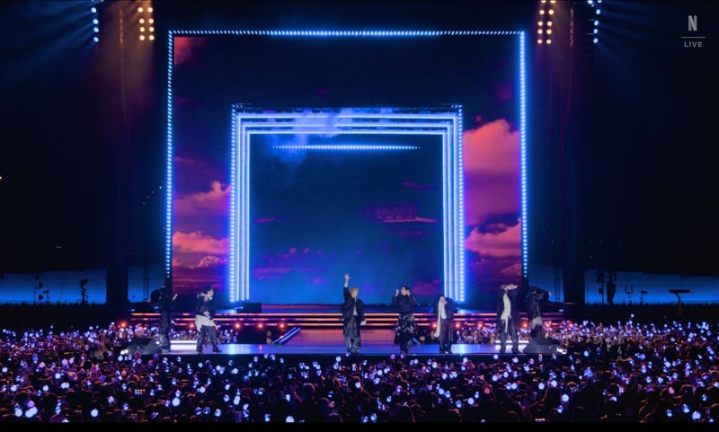 Vista panorámica del escenario de BTS en la Plaza Gwanghwamun bajo las luces nocturnas de Seúl.