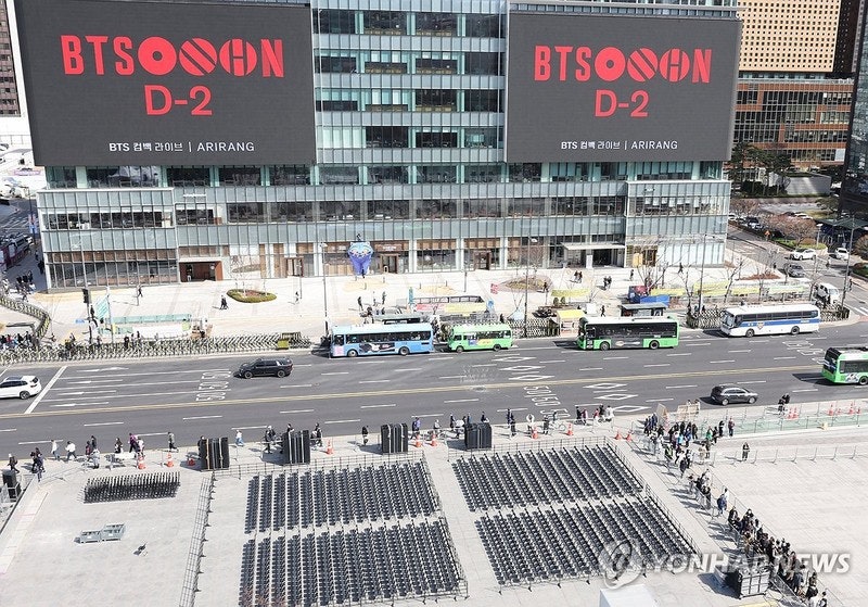 Official news report showing the traffic control and BTS concert announcement in Gwanghwamun