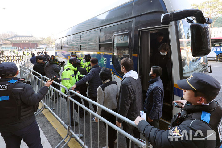 Long queues and police buses lined up for security near Gwanghwamun