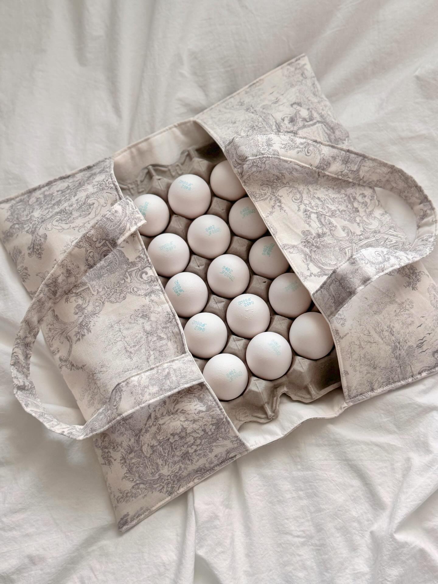 Detalle del proceso de doblado para crear el efecto de cartón de huevos