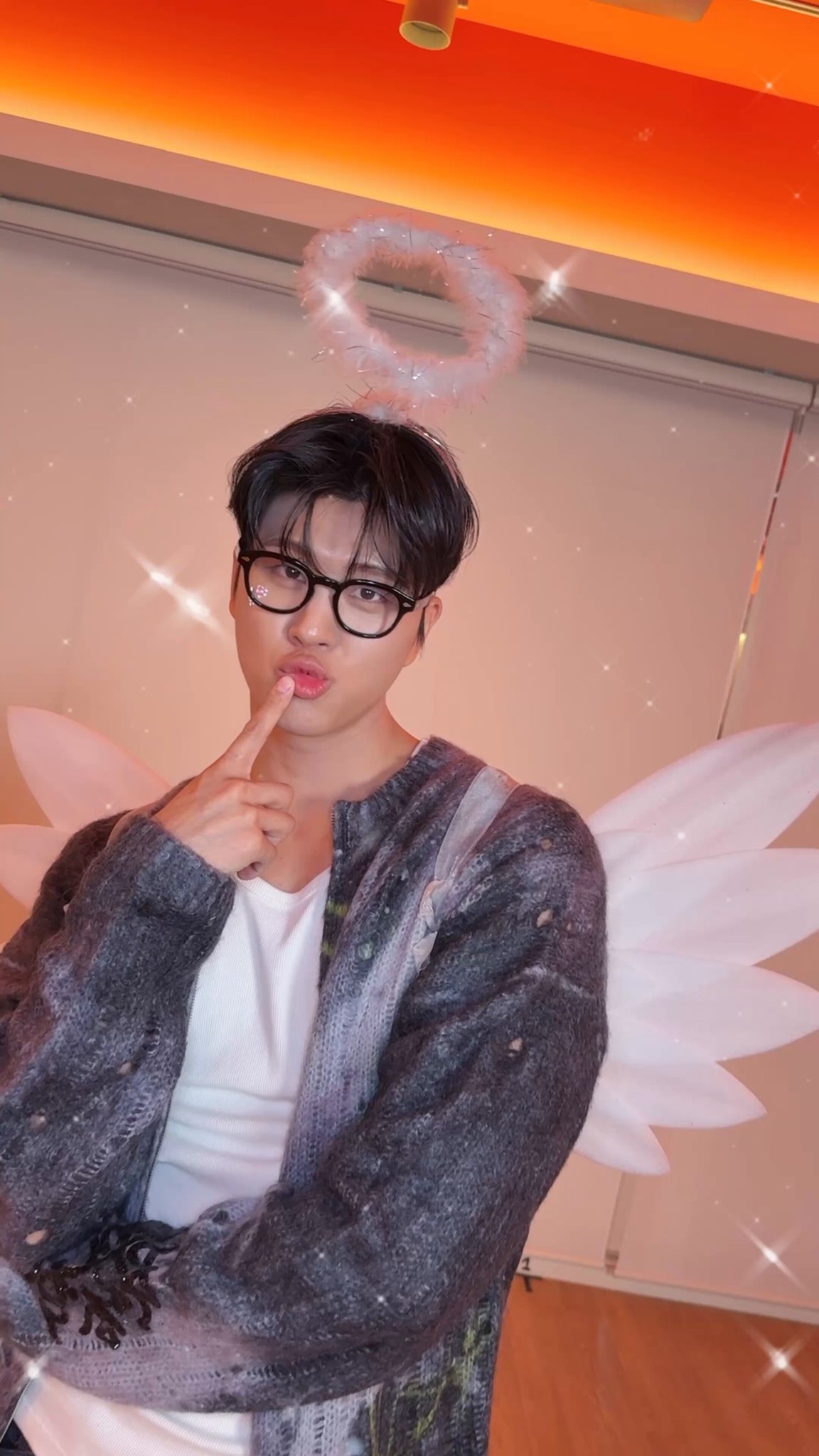 Vertical frame of Yena and Sung Baek-hyun during the climax of the Catch My Heart choreography.