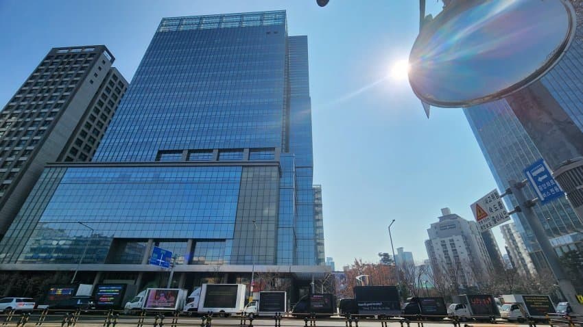 抗議トラックに表示された『ヒスンを守れ』という切実なメッセージ