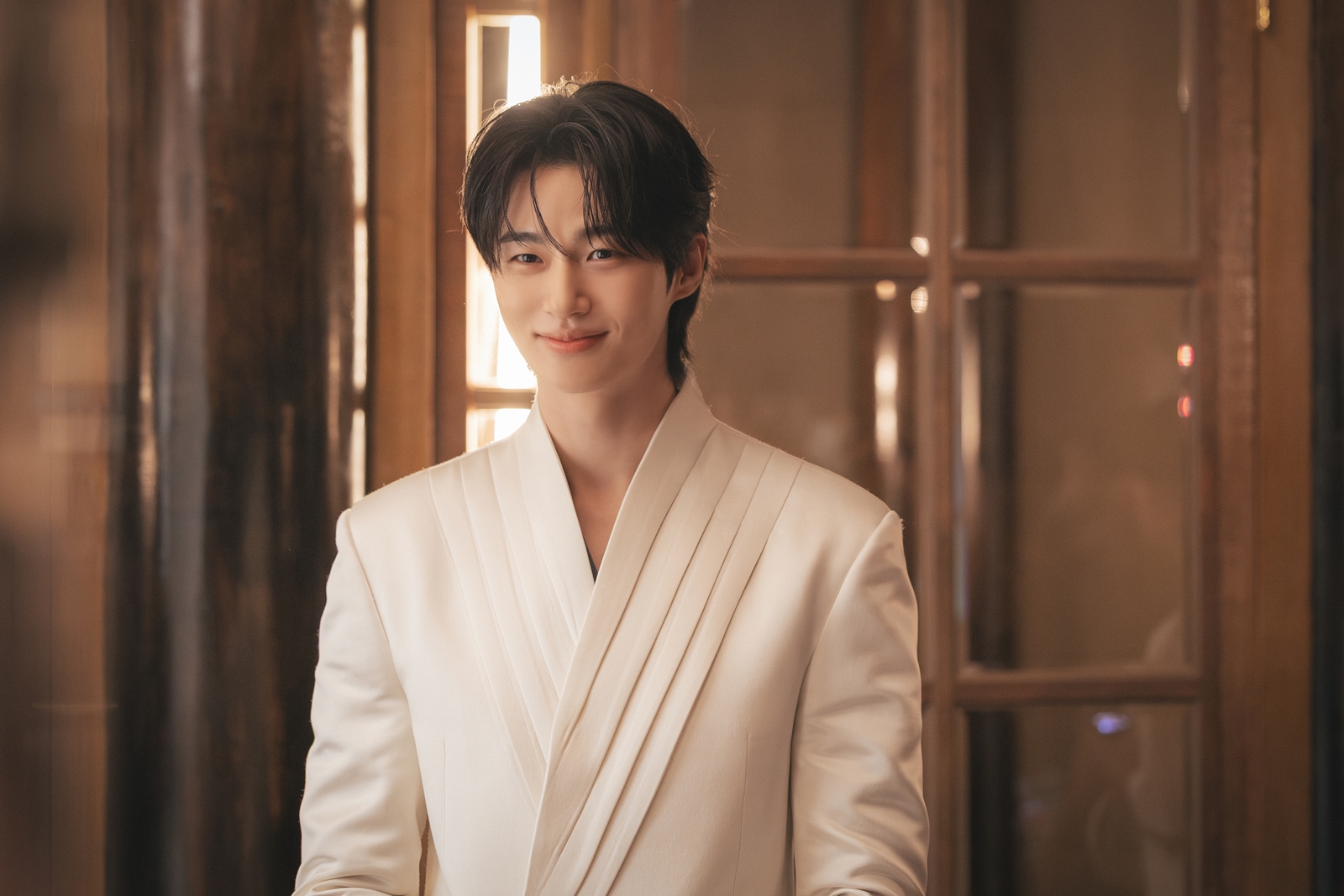 옆모습을 통해 날카로운 턱선과 고뇌에 찬 표정을 보여주는 변우석. 드라마 속 갈등의 깊이를 짐작하게 한다.