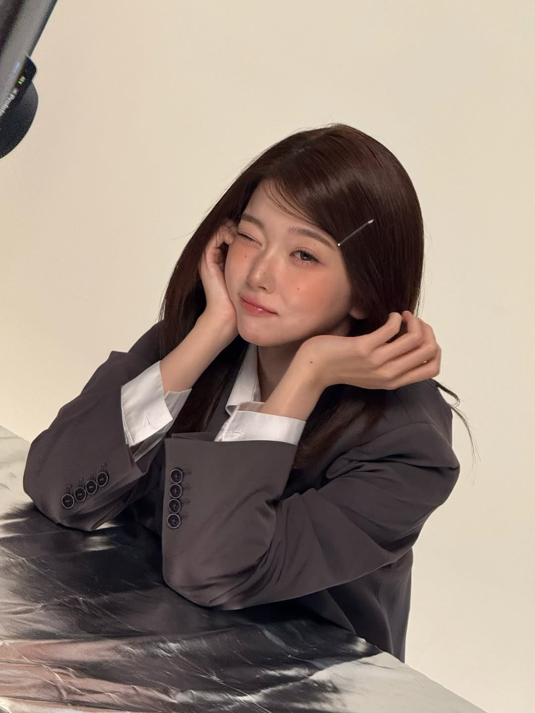 Billlie Tsuki looking radiant and warm with bright makeup and a lovely expression.