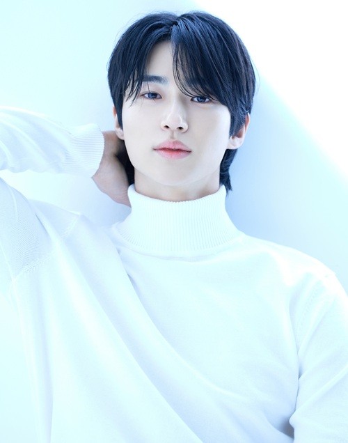 Actor Byeon Woo-seok smiling warmly, embodying his kind and charitable public image in 2026.