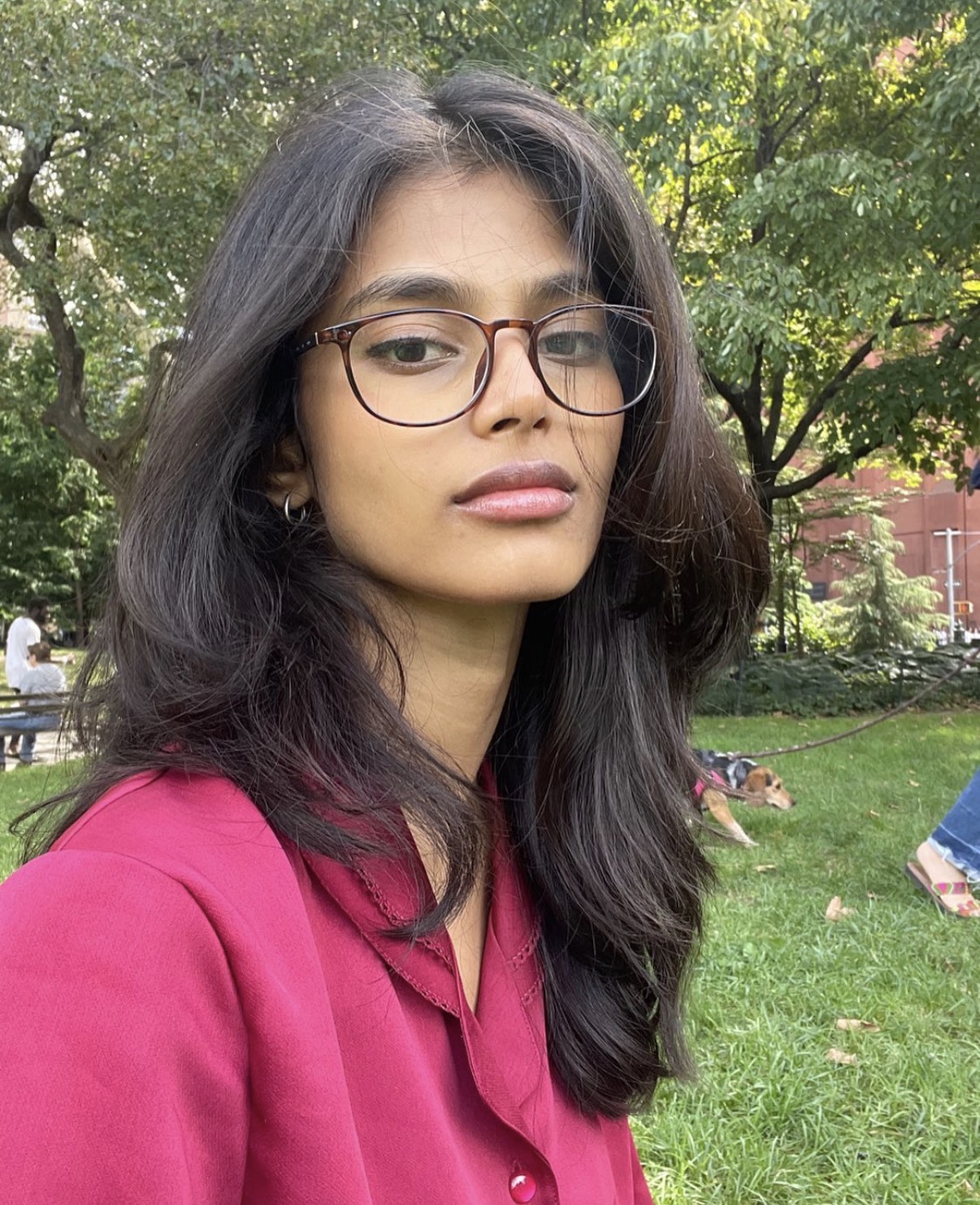 Bhavitha Mandavaがシャネルのロゴが入ったアクセサリーを身につけ、クールな表情でカメラを見つめている。