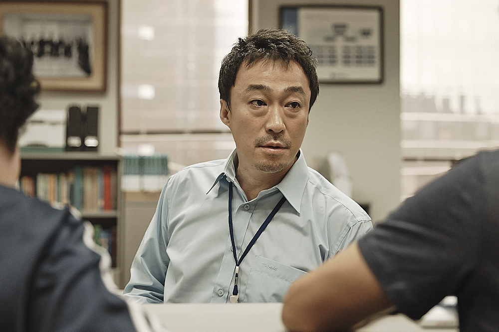 Lee Sung-min portraying a stern yet deeply experienced leader.