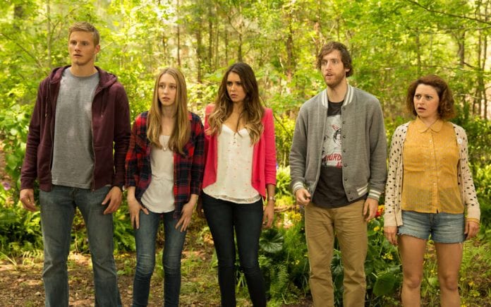 映画の一場面。マックスと友人が、殺人鬼から逃げ惑う中で、あるキャラクターが両手を広げて恐怖に叫んでいる。