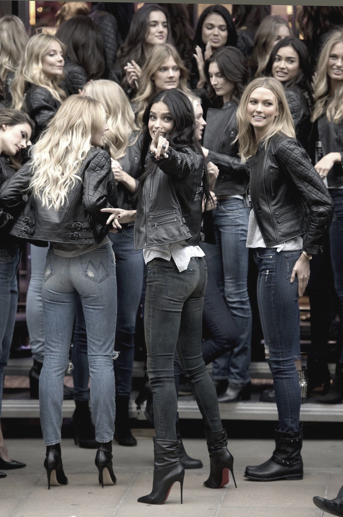 2010년대 초중반 길거리 패션, 스키니진을 입고 있는 사람들의 모습