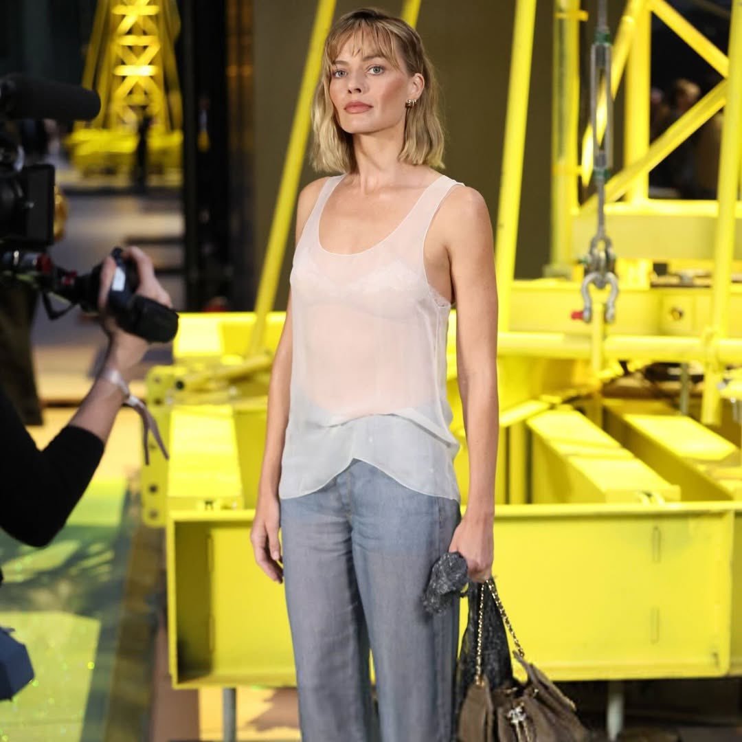 K-팝 아이돌의 극단적인 슬림핏 트렌드를 보여주는 무대 사진