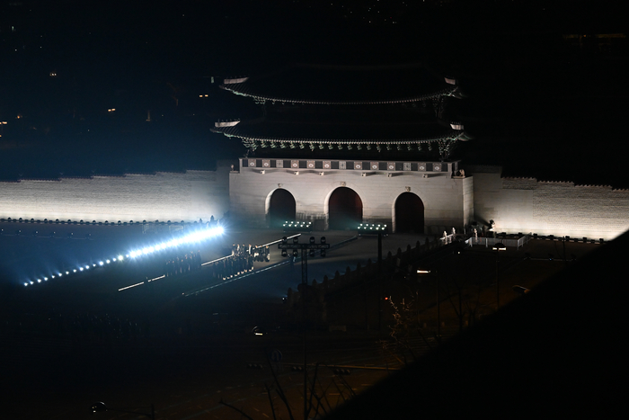 A major news report detailing the 266.6 billion won economic effect of BTS's Gwanghwamun performance compared to Taylor Swift's Eras Tour.