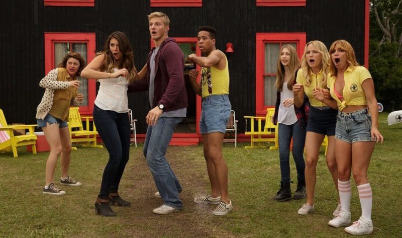 영화 속 '피바다 캠프'의 낡은 오두막과 캠프장 풍경