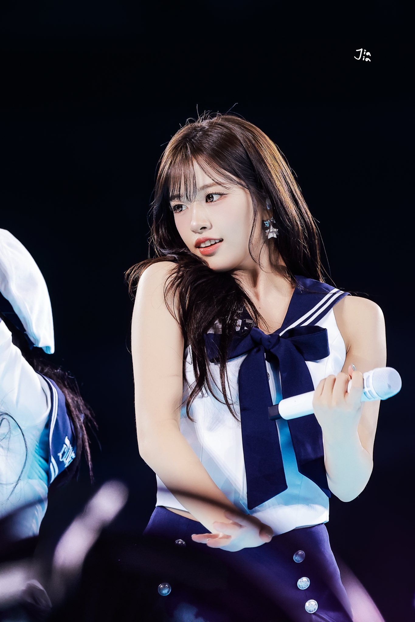 자연스러운 갈색 머리와 앞머리 디테일이 돋보이는 안유진의 셀카